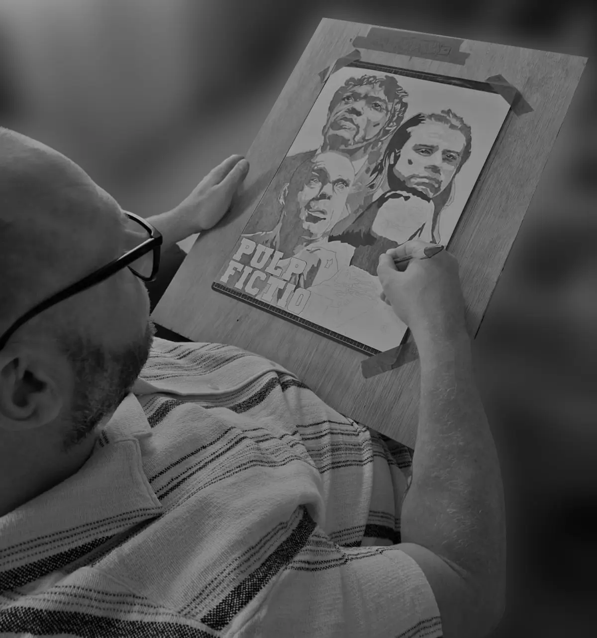 Portrait de Mikl, artiste plasticien spécialisé dans le dessin au stylo Bic