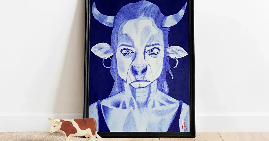 Alvera, la Mère des Champs, Animaé mi-vache mi-femme au stylo Bic bleu par Mikl, encadrée, avec une petite vache en jouet au premier plan