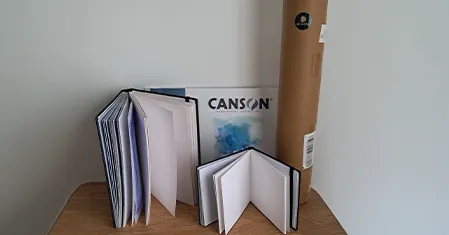 Différents papiers utilisés pour le dessin au stylo Bic : Ohuhu, Canson Montval, Leyton