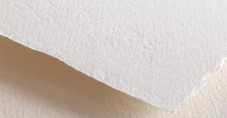 Macro sur la texture et le grain fin d'un papier aquarelle 300g utilisé pour le dessin au stylo Bic