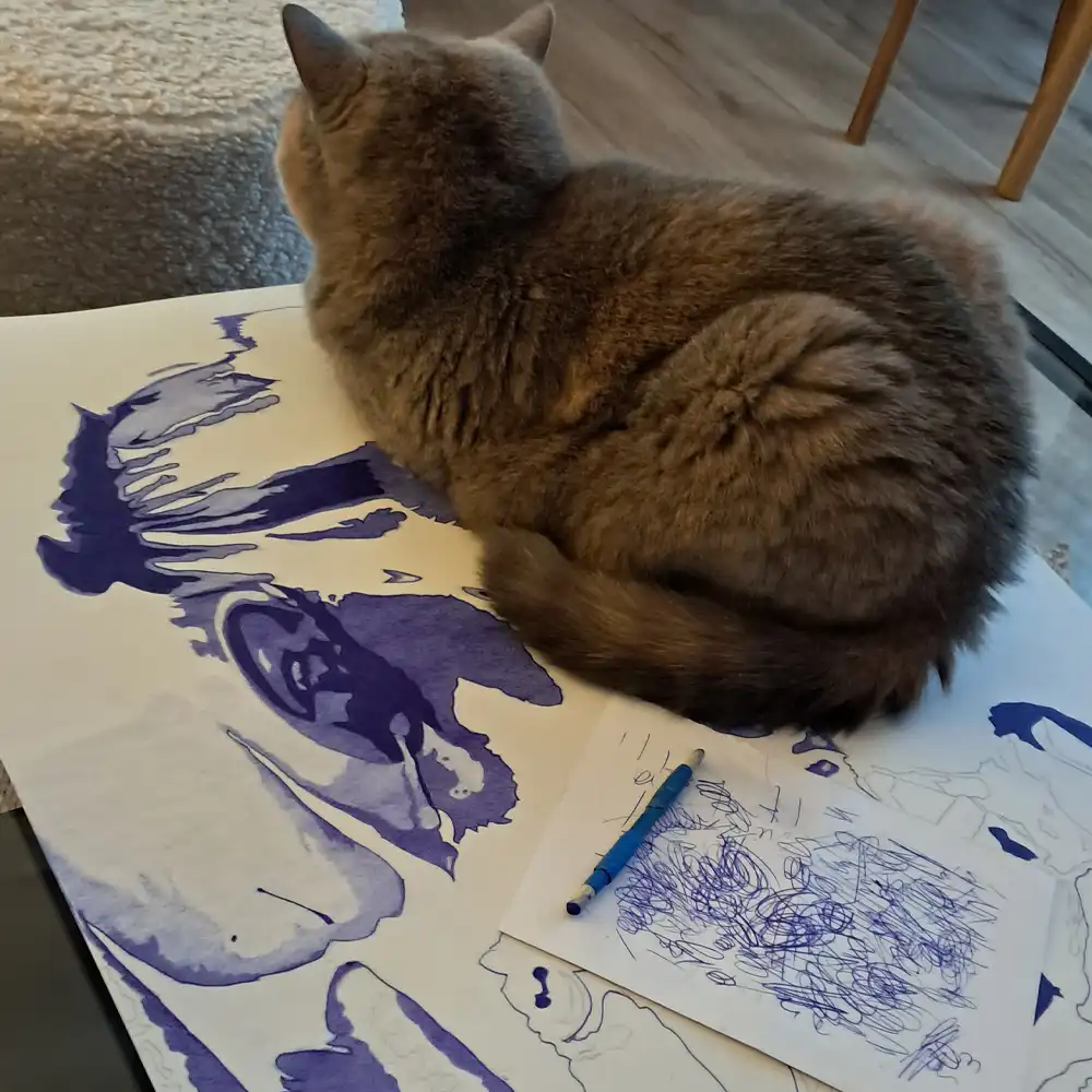 Romy couchée sur le portrait au stylo Bic du rappeur SCH en cours de réalisation