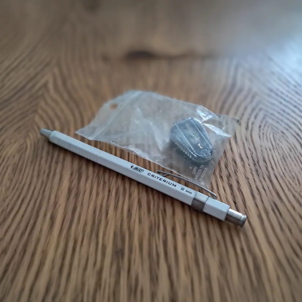 Criterium Bic 2mm et taille-mine Faber-Castell dans sa pochette plastique anti-poussière