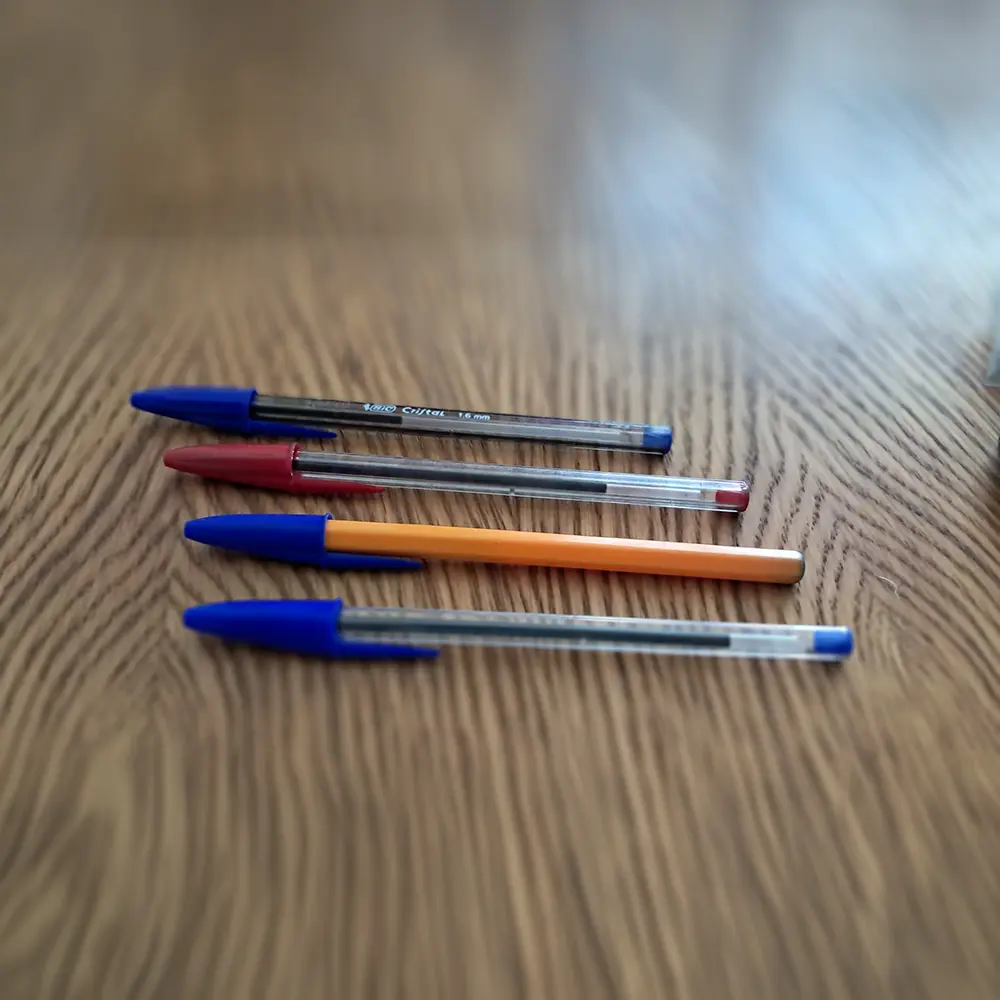 Les stylos Bic utilisés par Mikl : Cristal 1.6mm, rouge, jaune à pointe fine et bleu standard
